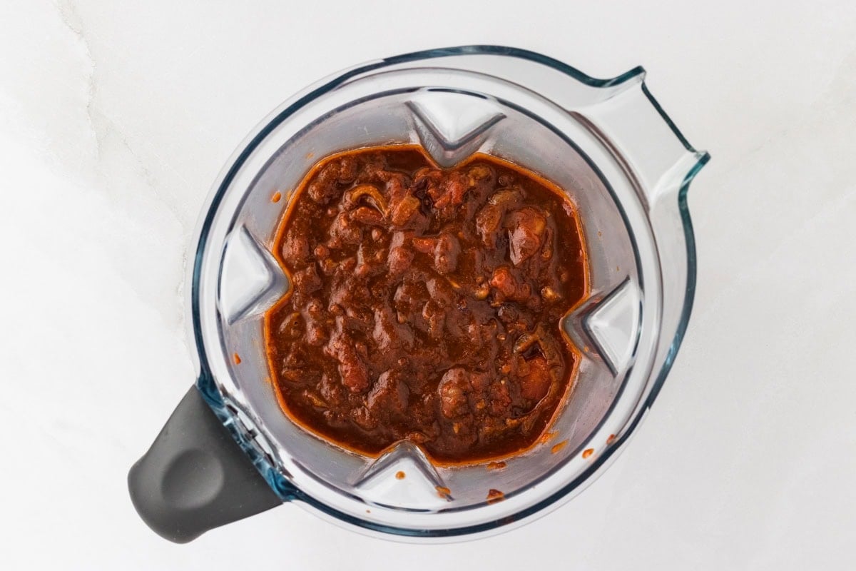blender with butter chicken sauce in it